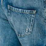 immagine dettaglio tasca posteriore pantalone jeans da donna con strappi